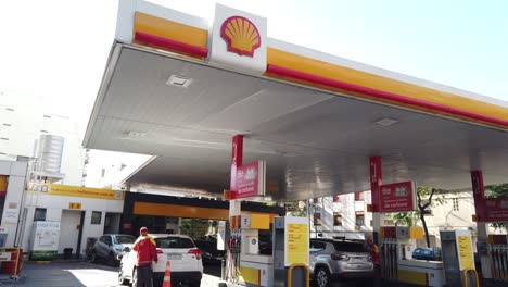 Estación-De-Gasolina-De-Concha-Panorámica-En-Calles-Sudamericanas-Compañía-De-Gasolina-Petrolera-En-Tienda-Comercial-De-Recarga-De-Combustible,-Buenos-Aires-Argentina-Estableciendo-Tiro