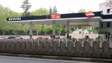 Eine-Tankstelle-Des-Spanischen-Fossilen-Brennstoff--Und-Petrochemieunternehmens-Repsol-In-Spanien