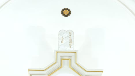 Graphic-representation-of-the-Ten-Commandments-on-wall-of-reformed-Lutheran-temple