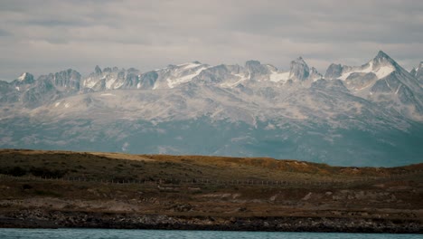 Landschaft-Mit-Schneebedeckten-Bergen-Aus-Feuerland-In-Argentinien