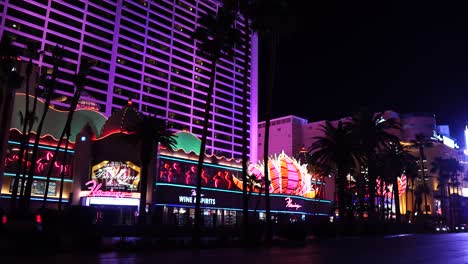 Las-Vegas,-USA,-Nachtverkehr-Auf-Dem-Strip-Vor-Dem-Flamingo-Hotel-Casino-Resort,-Statische-Ansicht