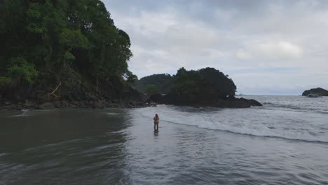 Vuelo-Bajo-Con-Drones-Sobre-Personas-Disfrutando-De-La-Playa-Tropical-Manuel-Antonio,-Costa-Rica-4k