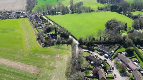 Eine-Drohne-Fliegt-über-Das-Dorf-Nonington-In-Kent-Und-Bietet-An-Einem-Sonnigen-Tag-Mit-Blauem-Himmel-Und-Grünen-Feldern-Einen-Atemberaubenden-Blick-Auf-Das-Dorf