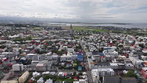 Vista-Aérea-Del-Centro-De-La-Ciudad-De-Reykjavik,-Islandia,-La-Iglesia-Y-Los-Edificios-Del-Centro.