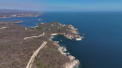 Playa-Violín,-Exquisita-Costa-Virgen-Ubicada-Dentro-De-Las-Pintorescas-Bahías-De-Huatulco-En-Oaxaca,-México