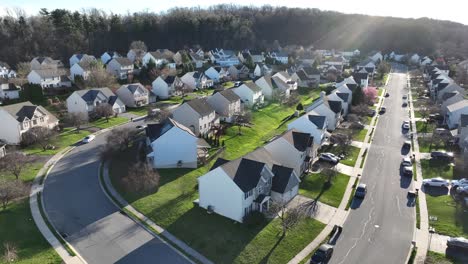 Luxus-ähnliche-Neubau-Einfamilienhäuser-In-Den-Vororten-Der-Amerikanischen-Stadt