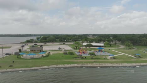 Eine-Luftaufnahme-Schwenkt-Von-Links-Nach-Rechts-über-Den-Clear-Lake-Park-In-Pasadena,-Texas