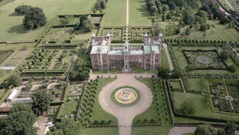 Casa-De-Campo-Hatfield,-Fuente-De-Agua-Y-Jardines-En-Un-Gran-Parque-En-Hertfordshire,-Inglaterra