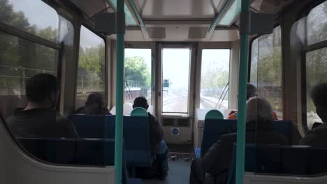 POV-Aufnahme-Von-Passagieren,-Die-Mit-Der-Docklands-Light-Railway-In-Richtung-Canary-Wharf-Fahren