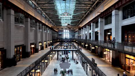 Geschäfte-Und-Boutiquen-In-Der-Berühmten-Turbinenhalle-Im-Battersea-Power-Station-In-London