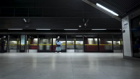 Gente-En-El-Andén-De-Canary-Wharf-Cuando-Llega-El-Tren-De-La-Línea-Jubilee