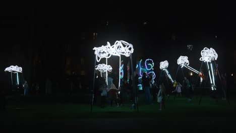 Formas-De-Nubes-Resplandecientes-En-La-Plaza-Mazuranic,-Festival-De-Las-Luces-De-Zagreb