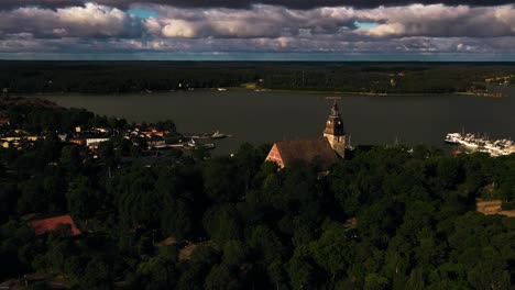 Luftbild-Kamerafahrt-Von-Der-Kirche-Und-Dem-Hafen-Der-Altstadt-Von-Naantali,-Sommer-In-Finnland