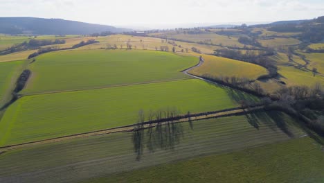 Luftreise-Entlang-Der-Gewundenen-Landstraße-Zwischen-Feldern