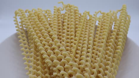 Rohe-Fusilli-Mit-Langen-Löchern