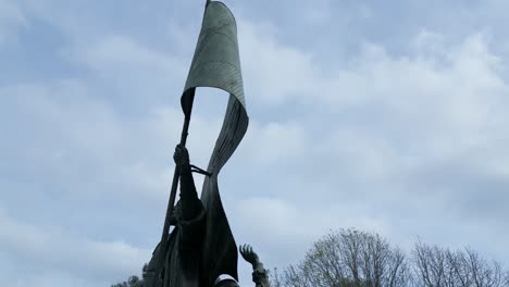 Die-Luftaufnahme-Zeigt-Touristen,-Die-Das-Denkmal-Für-Pedro-Álvares-Cabral-In-Estrela,-Lissabon,-Besuchen,-Das-über-Der-Landschaft-Thront,-Mit-Dem-Stadtleben-Als-Atemberaubender-Kulisse-In-Der-Nähe-Der-Basilica-Da-Estrela