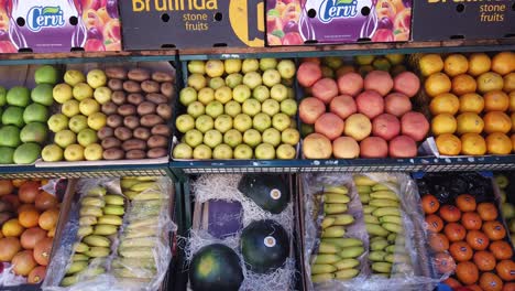 Obstladen-Ausstellung-Im-Bunten-Laden-Bananen-Wassermelonen-Orangen-Äpfel-Argentinien-Gemüseladen-Nahaufnahme,-Südamerika