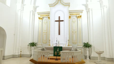 Langsames-Vorrücken-Zum-Kreuz,-Altar-Vor-Der-Lutherischen-Kirche