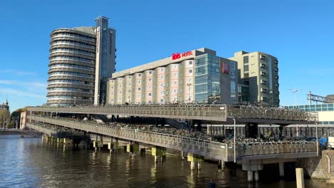 Hotel-Ibis-Y-Edificios-De-Oficinas-Y-Almacenamiento-De-Bicicletas-Con-Canal-En-Amsterdam