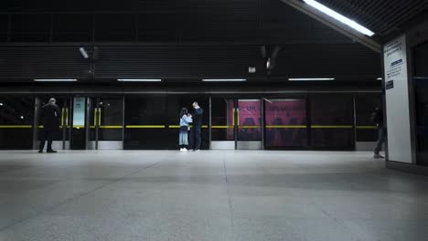 Menschen-Auf-Dem-Bahnsteig-An-Der-Jubilee-Line-Station-Canary-Wharf-In-London,-England