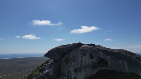 Silhouette-Von-Zwei-Personen-Auf-Dem-Gipfel-Des-Frenchman-Mount,-Nationalpark-In-Der-Nähe-Von-Esperance,-Westaustralien