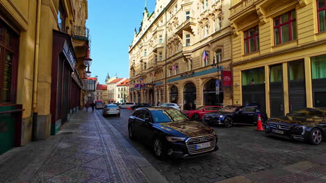 POV-Aufnahme-Beim-Spaziergang-Durch-Die-Straßen-Von-Prag,-Tschechische-Republik-An-Einem-Frühen-Morgen-Mit-Am-Straßenrand-Geparkten-Autos