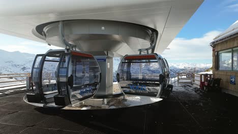 Paused-ski-cabin-operation-with-empty-modern-panoramic-cable-cars-in-the-Vogel-alpine-ski-center,-Slovenia