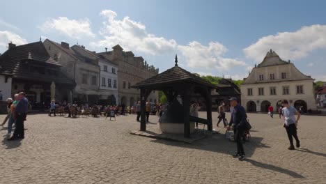 Zeitlupen-Schwenkansicht-Von-Menschen,-Die-Auf-Einem-Platz-In-Der-Polnischen-Stadt-Kazimierz-Spazieren