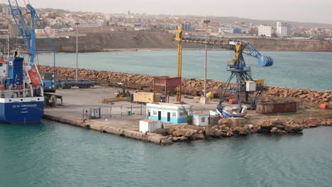 Container-Frachtschiff-Im-Hafen-Von-Mostaganem,-Algerien