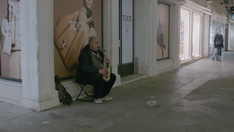 Saxophonist-Belebt-Die-Venezianische-Calle-Larga-XXII-Marzo-Bei-Nacht