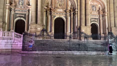 Ruhige-Nacht-Nach-Regen-Vor-Der-Römisch-katholischen-Kathedrale-Von-Malaga-In-Spanien