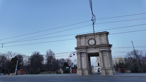 The-Triumphal-Arch-monument-in-Chisinau-Moldova-with-passing-cars-traffic