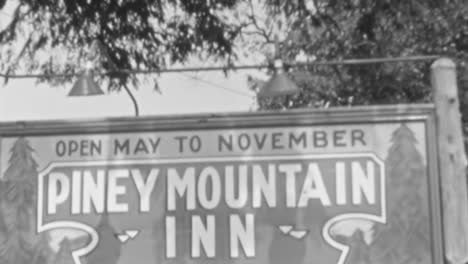 Rustikales-Schild-Des-Piney-Mountain-Inn,-Das-Besucher-Von-Mai-Bis-November-1930er-Jahre-Begrüßt