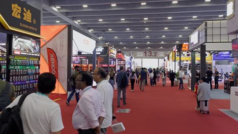 Crowded-halls-of-135th-Canton-Fair-exhibition-with-booths-and-oversea-tbuyers-walking-around