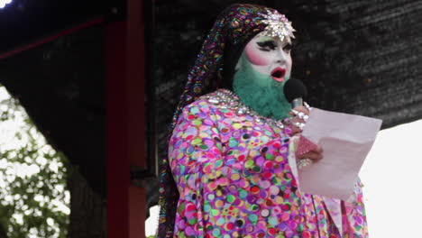 Una-Drag-Queen-Habla-Con-La-Audiencia-Durante-El-Festival-Del-Orgullo-Midmo