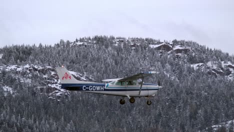 Cessna-C172-Flugzeug-Formationsflug-Verschneite-Bewaldete-Bergkulisse