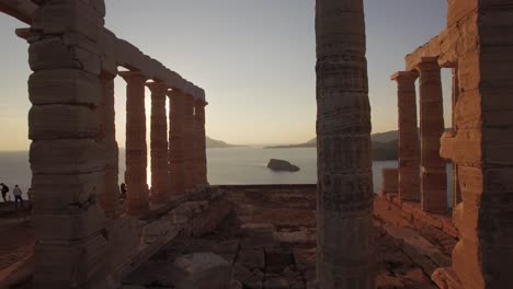 Increíbles-Imágenes-De-Drones-Del-Templo-De-Poseidón-En-La-Hora-Dorada,-Sounio-Atenas-Grecia-Monumentos-Históricos