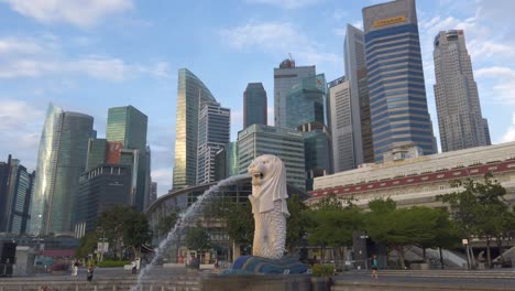 Singapur-Merlion-Brunnen-Und-Bürogebäude-Im-Hintergrund