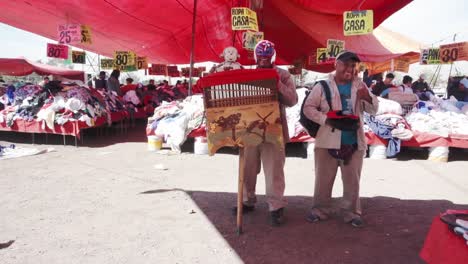 Sonrientes-Y-Amigables-Organilleros-En-Los-Mercados-De-Tianguis-En-México