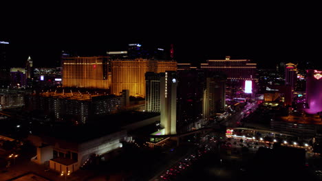Las-Vegas,-USA,-Bei-Nacht,-Luftaufnahme-Von-Strip-Gebäuden,-Straßenverkehr-Und-Lichtern