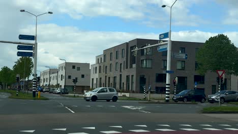 Tráfico-En-Cruce-Con-Ciclista-En-La-Ciudad-De-Enschede.