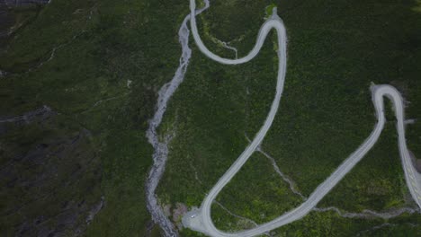 Majestätischer-Flug-über-Fiordland-Valley-Straßen-Offenbaren-Das-Friedliche-Tal-Und-Die-Schneebedeckten-Berge-In-Neuseeland,-Südinsel