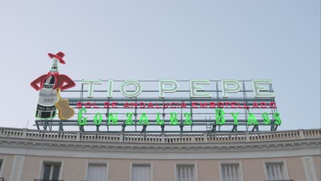 El-Cartel-Publicitario-De-Neón-De-Tio-Pepe,-Símbolo-De-Madrid-Y-La-Puerta-Del-Sol,-Representa-Un-Conocido-Vino-De-Jerez-Seco,-También-Llamado-Sol-De-Andalucia-Embotellado,-En-Madrid,-España.