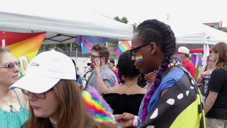 Ein-Foto-Von-Festivalbesuchern-Beim-Jährlichen-Midmo-Pridefest