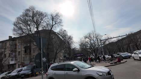 Chisinau-Moldawien-Lokomotive-Flohmarkt-Second-Hand-Menschen-Verkaufen-Auf-Der-Straße