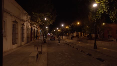 Calle-Típica-En-El-Centro-Histórico-De-Oaxaca-Por-La-Noche,-Iluminada-Y-Limpia.