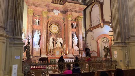 Katholischer-Altar-Im-Inneren-Der-Religiösen-Kirche-Von-Malaga,-Menschen-Beten-In-Südspanien
