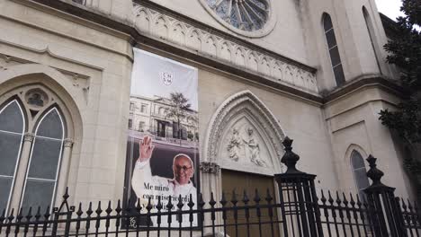 Misericordia-Kirche-Religiöser-Christlicher-Eingang-Papst-Franziskus-Foto-In-Argentinien,-Ikone,-Herrscher-Des-Staates-Vatikanstadt