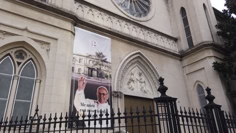 Iglesia-De-La-Misericordia-Religiosa-Entrada-Cristiana-Fotografía-Del-Papa-Francisco-En-Argentina,-Icono,-Soberano-Del-Estado-De-La-Ciudad-Del-Vaticano