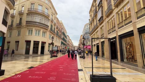 Alfombra-Roja-En-La-Calle-Principal-Del-Paseo-Marítimo-De-Málaga,-Sur-De-España,-Durante-El-Día